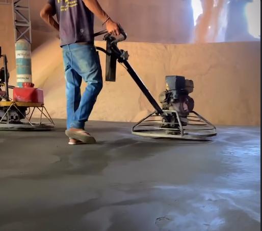 Piso para galpão industrial sendo polído